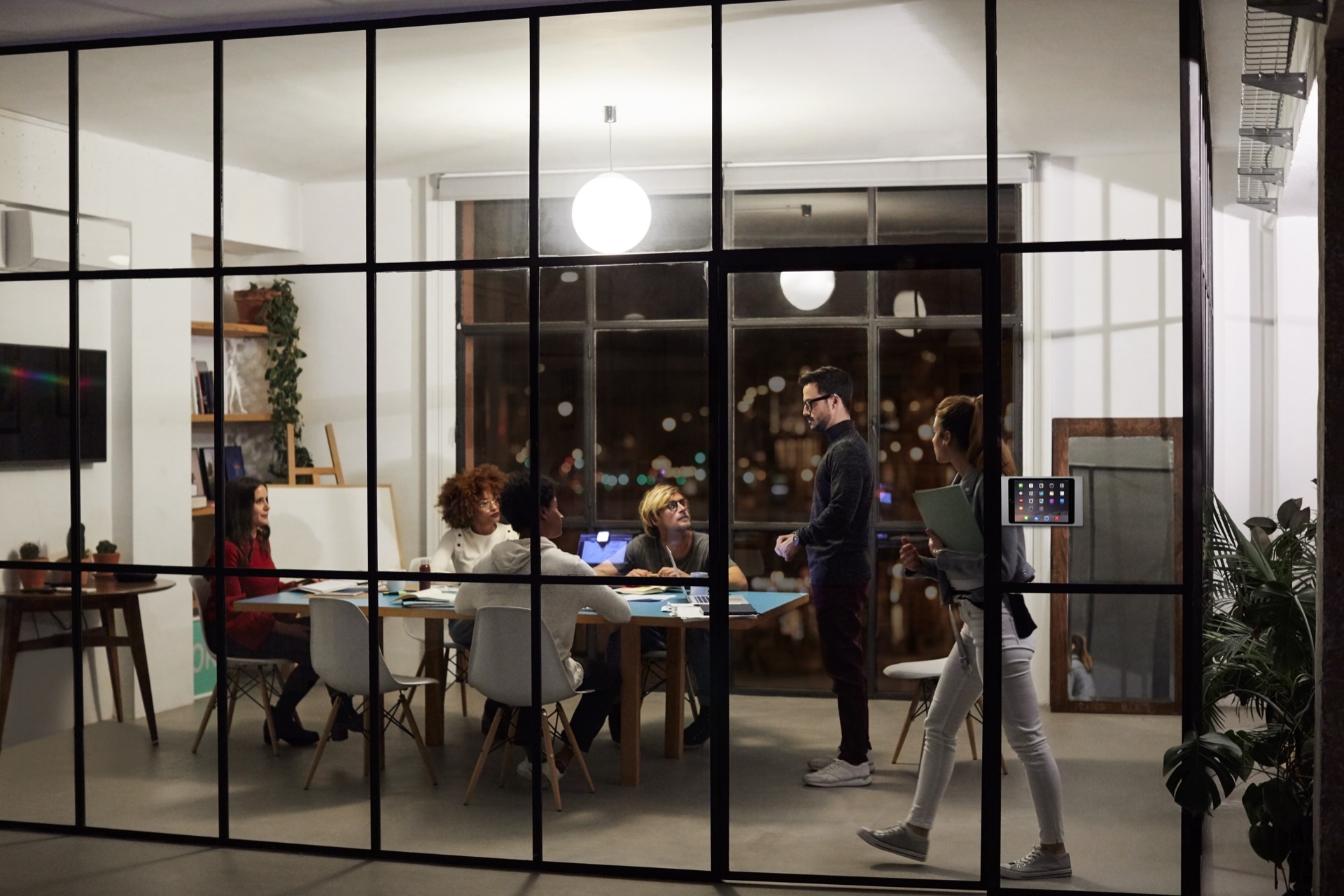 IPORT Surface Mount with iPad mounted on glass surface